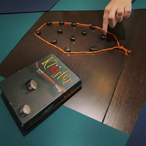 Kluster – Magnetic Strategy Party Game (Portable Edition)